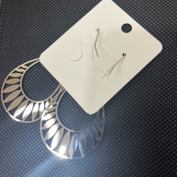 🛍️ 4 for $20 🛍️ Elegant Stainless Leaf Drop Earrings - Picture 7 of 7